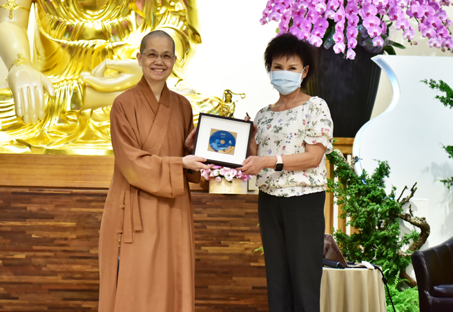 覺居法師(左)致贈講座光碟感謝敦慈老師。(圖/佛光山惠中寺提供)