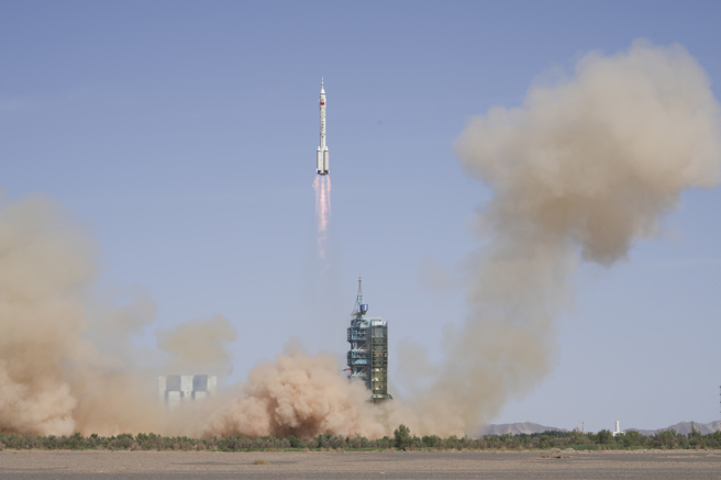 過去10年中國已經發射了200多枚火箭，圖為搭載神舟14號載人飛船的長征2號F遙14運載火箭在酒泉衛星發射中心點火發射。（圖／新華社）