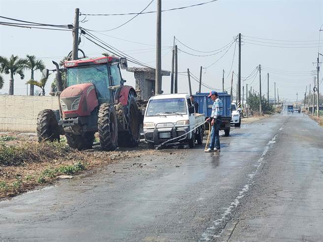 环保局建议代耕业者应携带加压冲洗设备，将农耕机具沾附的泥土清洗后再上路。（嘉义县环保局提供∕吕妍庭嘉义传真）