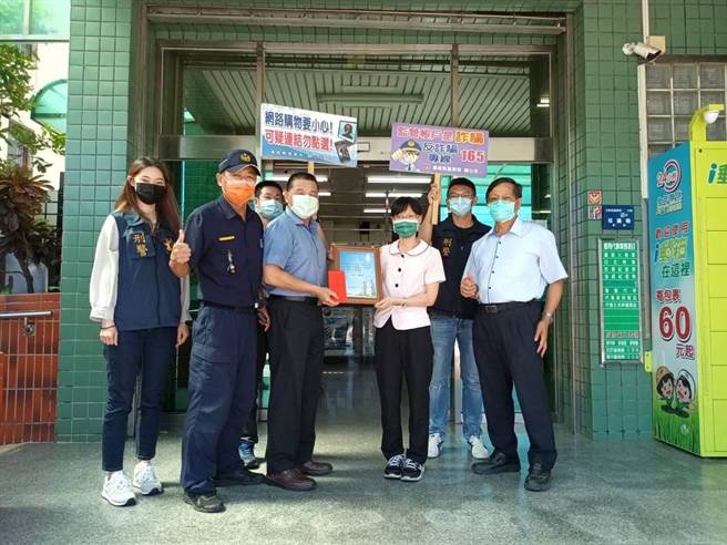為感謝郭姓行員機警協助防詐，布袋分局長黃世德特別前往布袋鎮大寮郵局頒發感謝狀，感謝經理及行員的用心。（布袋分局提供∕呂妍庭嘉義傳真）