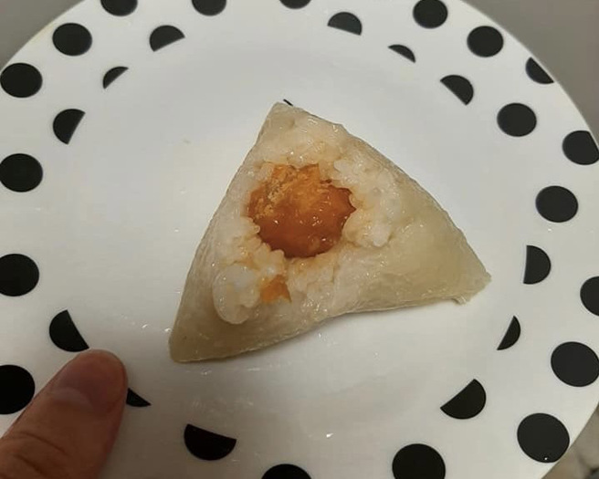 该名男网友吃了一口才发现，蛋黄粽的内馅就只有1颗咸蛋黄。（图／翻摄自脸书社团爆怨公社）