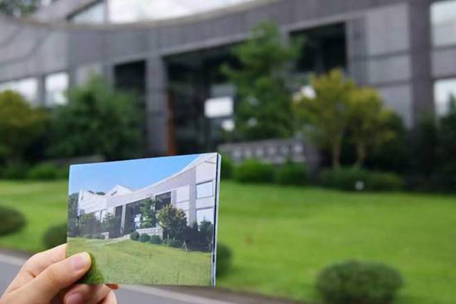 拿著你給的相片，走過你來時的路。（作者提供）