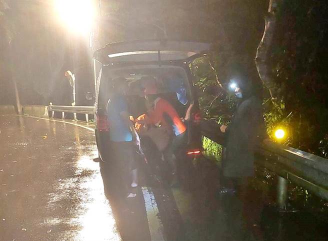 新北市乌来区福巴越岭古道今晚7点左右传出意外，一名女子从吊桥边坡跌落，后续由消防人员载往新店耕莘医院救治。（警方提供／李奇叡新北传真）