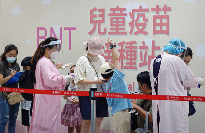 图为家长带着小朋友前往接种画面。（资料照／姚志平摄）