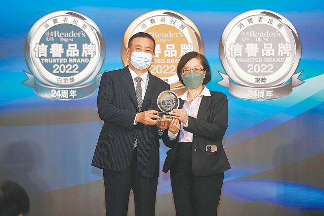 臺湾银行荣获第24届读者文摘信誉品牌银行类金奖，该行副总经理吴慕瑛（右）代表出席领奖。图／臺湾银行提供