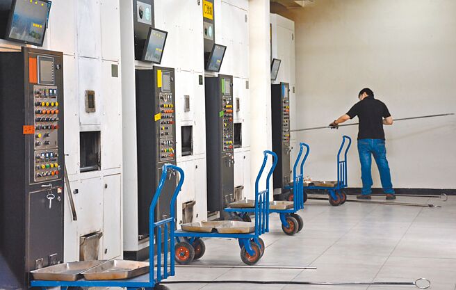 疫情中心指挥官陈时中昨天除再次澄清没有要求确诊死者24小时火化外，还拿出公文反击批评者，「是没看懂，还是故意这样说？」图中人物与新闻事件无关。（本报资料照片）