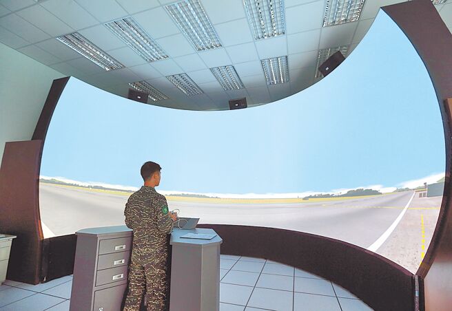 无人机是监侦利器，陆军将採购50套，预计在下半年拨交联兵营用于反空降与滩岸侦搜。图为海军国造锐鸢无人机，透过摄影机，将海上画面即时传回作战中心，提升战场透明度。（本报资料照片）