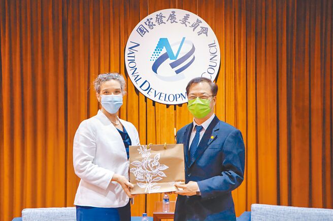 國發會主委龔明鑫（右）會見美國在台協會處長孫曉雅（左）。（本報資料照片）