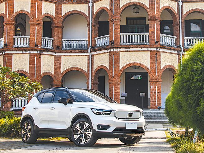 政府訂出2040年市售運具全面電動化目標，在本土兩大車廠相繼成立電能子公司後，進口車廠也加速結盟，擴大電動車充電版圖。圖為VOLVO首台純電動車XC40 Recharge。（陳大任攝）