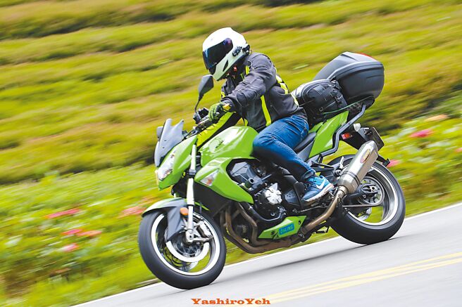 摄影师洪年宏喜爱骑乘重机，他认为阿婆弯因弯道多，深受重机骑士喜爱，也因此有摄影好手聚集拍摄追焦照。（洪年宏提供／张亦惠嘉县传真）