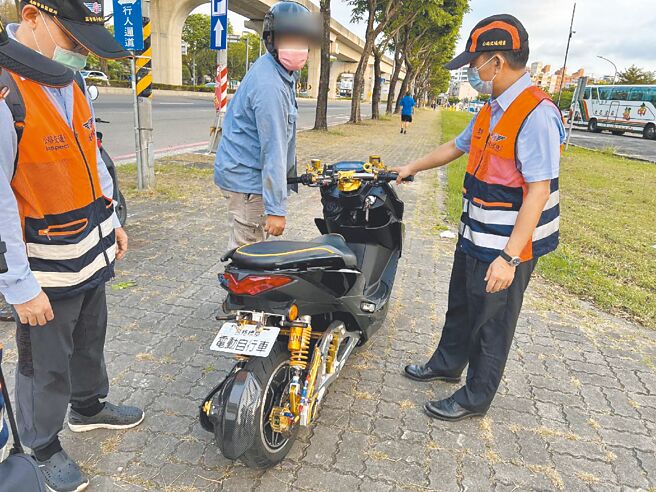 电动自行车免考照、免挂牌，改装又容易，电动自行车「大军」所衍生的道路安全问题也随之而来。图为该辆电动自行车外观与重型机车相似外，违规改装后车辆重达130公斤，成为高雄市首辆没入之电动自行车。（翻摄照片／洪靖宜高雄传真）
