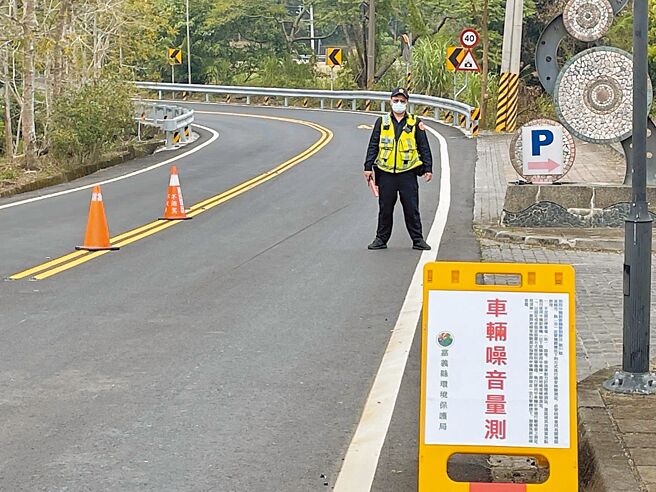 重机车友认为，政府加强执法，反而忽略检讨道路设计，让重机车友被污名化。图为嘉义县警察局中埔分局在台三线澐水到大埔乡路段大执法，希望遏止违规行为。（中埔分局提供／张亦惠嘉县传真）