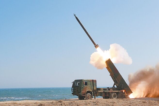 图为2016年3月22日，金正恩指导军队试射新型大口径火箭炮。（新华社）