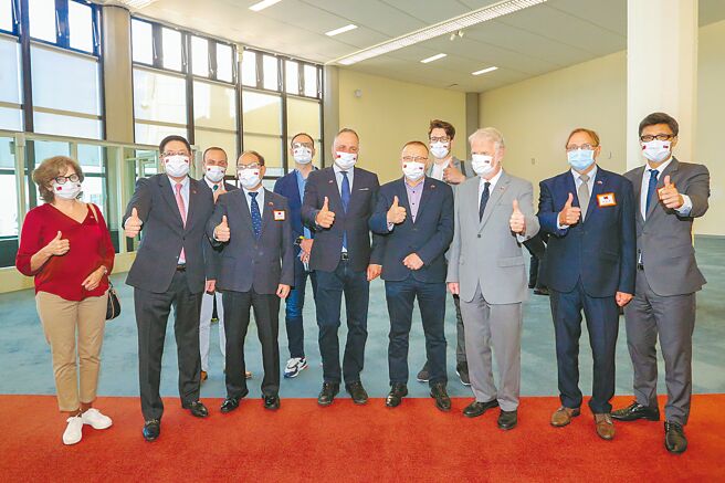 斯洛伐克國會及布拉提斯拉瓦省聯合訪團昨天抵台展開6天訪問，將拜會蔡英文總統、行政院長蘇貞昌等人，並與我簽署「民事暨商事司法合作協議」。（陳麒全攝）