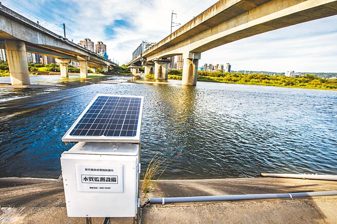 新竹县环保局在兴隆大桥下的隆恩堰进水口前堤岸，设置固定式水质感测器，将可即时掌握头前溪水质变化。（罗浚滨摄）