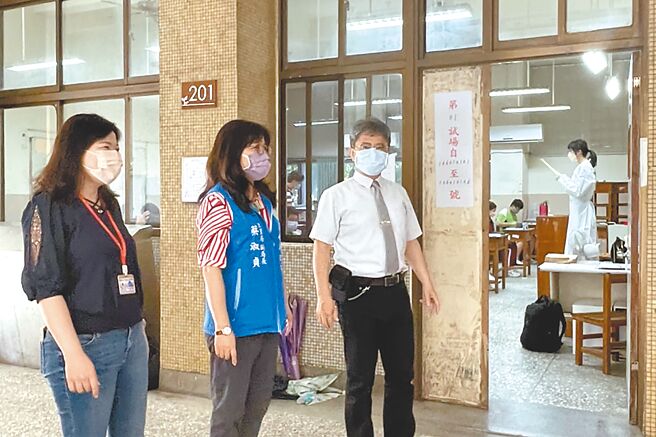 國中教育會考補考第2天，新竹縣教育局副局長蔡淑貞（中）到竹北高中考場了解考試狀況，考場秩序良好。（新竹縣政府提供／羅浚濱新竹傳真）