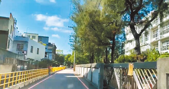 新竹市三民国小周边行人及车流量大，但车道紧邻学校围墙，造成人车共道相当危险，此次也将一併拆除围墙，加宽人行道。（陈育贤摄）