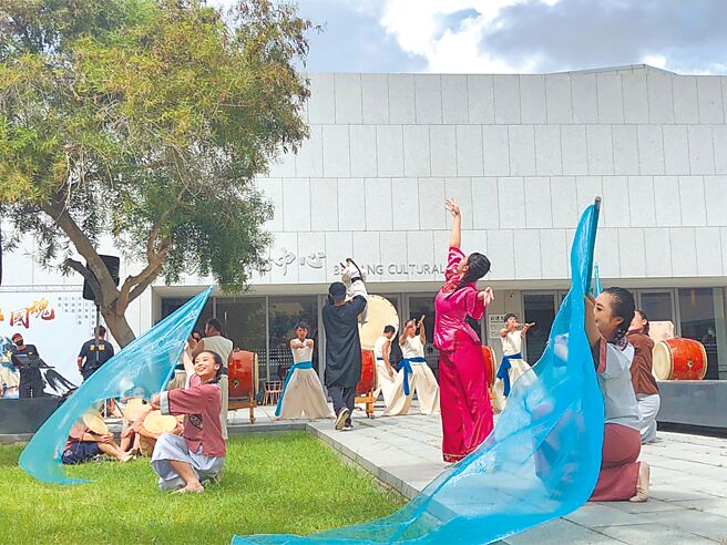 咚咚舞蹈团的舞动线条呈现细腻的感情戏，舞者中间可见布袋戏偶也参与其中。（云林县政府文化观光处提供／周丽兰云林传真）