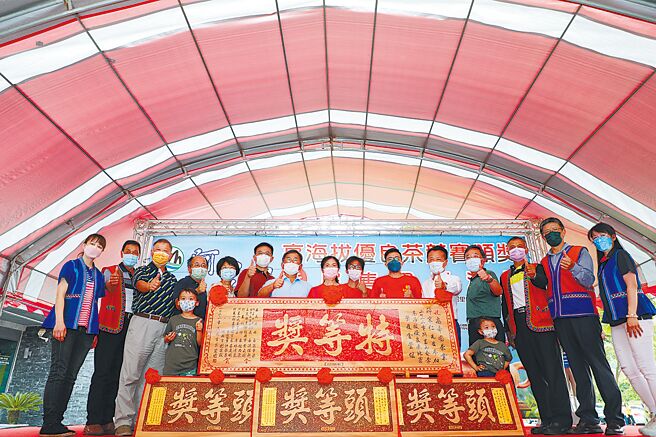 2022阿里山春季高海拔优良茶5日举办颁奖暨展售活动，梅山乡瑞里村高帝园茶业一举夺下金萱组特等奖及3座青心乌龙组头等奖。（张亦惠摄）