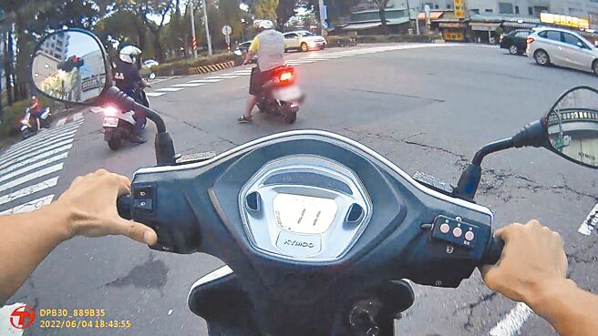 蔡姓退休消防员4日晚间因骑机车超出禁止线，于鸟松区大埤路与忠诚路口遭拦查。（警方提供／林雅惠高雄传真）