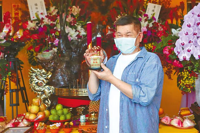 澎恰恰昨去北投天寶聖道宮求賜發財金印，祈願能夠加快還債速度。（鄧博仁攝）