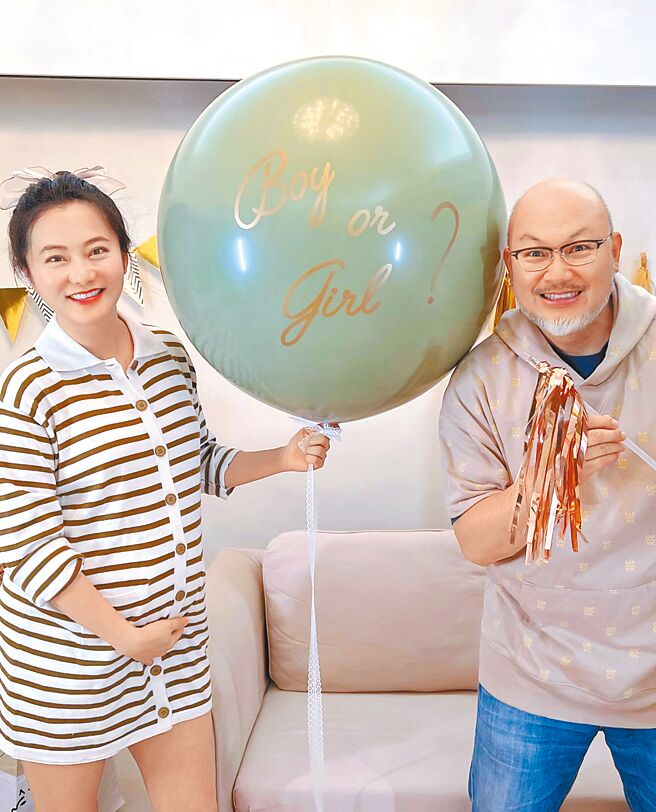 趙小僑（左）求子路艱辛受網友關心。（摘自臉書）