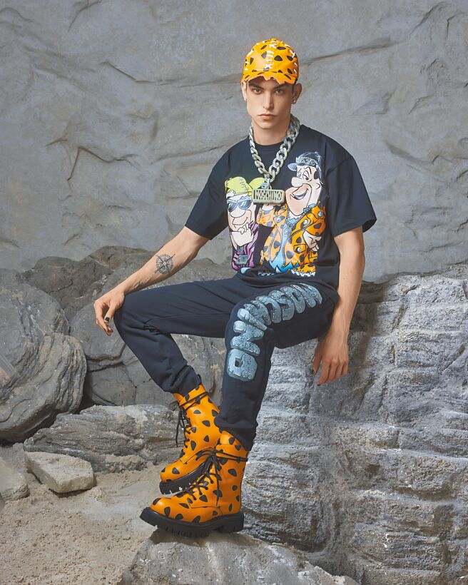 Moschino与摩登原始人合作，勾起不少人的儿时回忆。（Moschino提供）