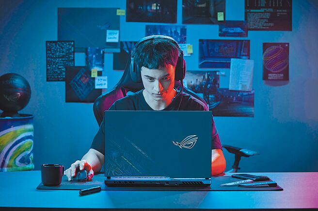 华硕的「ROG Strix SCAR 17 SE」打着旗舰级游戏猛兽带来更强悍的运算能力，在CPU、GPU及散热上都以高规格打造，游玩3A游戏大作也不卡顿。（华硕提供）