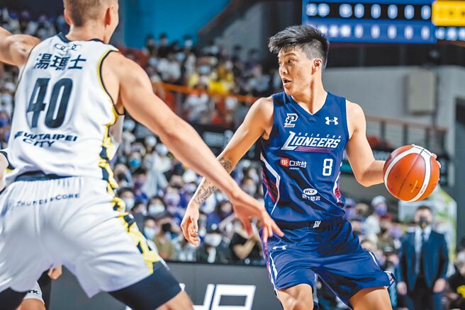 朱云豪（右）昨天投进6颗三分球、独拿全场最高24分。（攻城狮提供）
