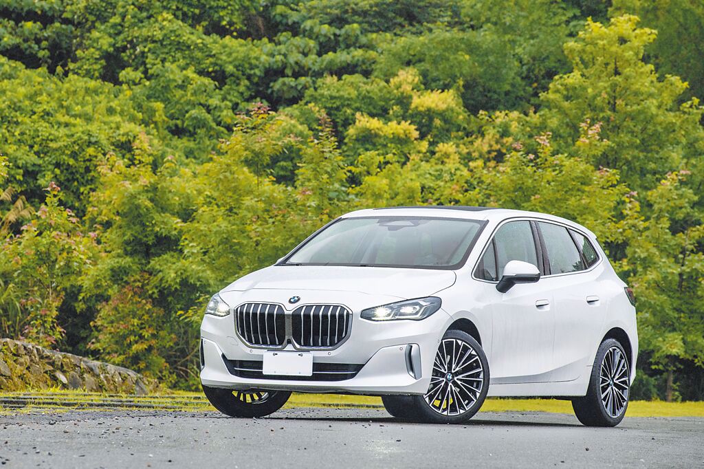 BMW 220i Active Tourer Luxury外觀有著年輕及更具運動化的造型，搭配17吋V輻式輪圈、霧銀飾面進氣口及左右貫穿前保桿的水平霧銀飾條，售價189萬元。（陳大任攝）