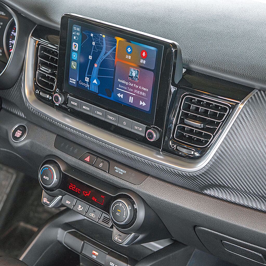 系統支援無線Apple CarPlay（見圖）與Android Auto。（陳大任攝）
