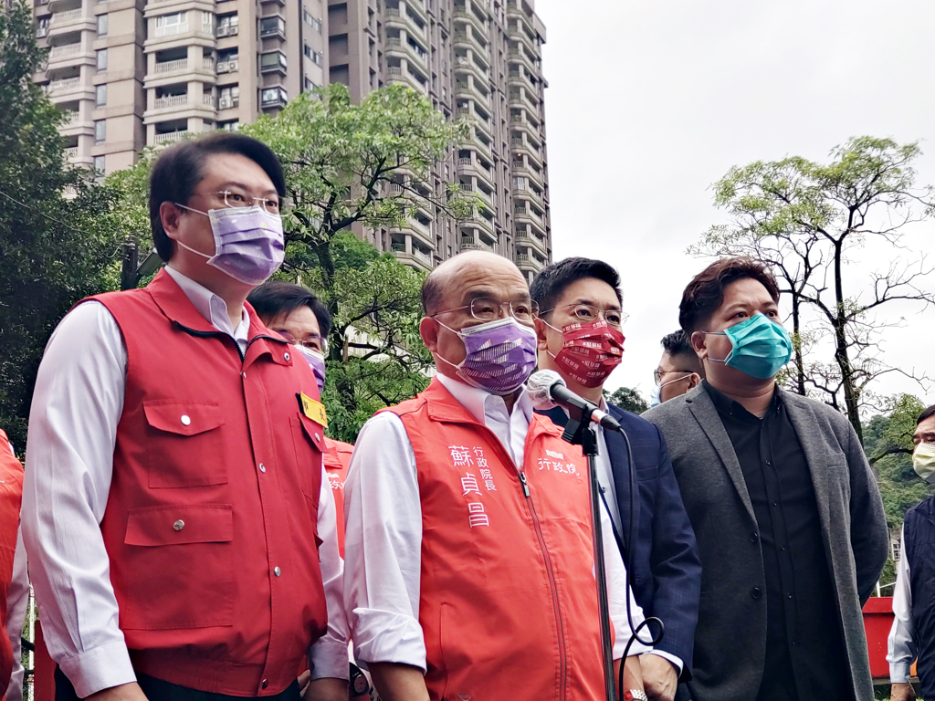 行政院長蘇貞昌（左二）7日表示，未來將視疫情狀況，斟酌鬆綁防疫政策的時程及方式。（張志康攝）