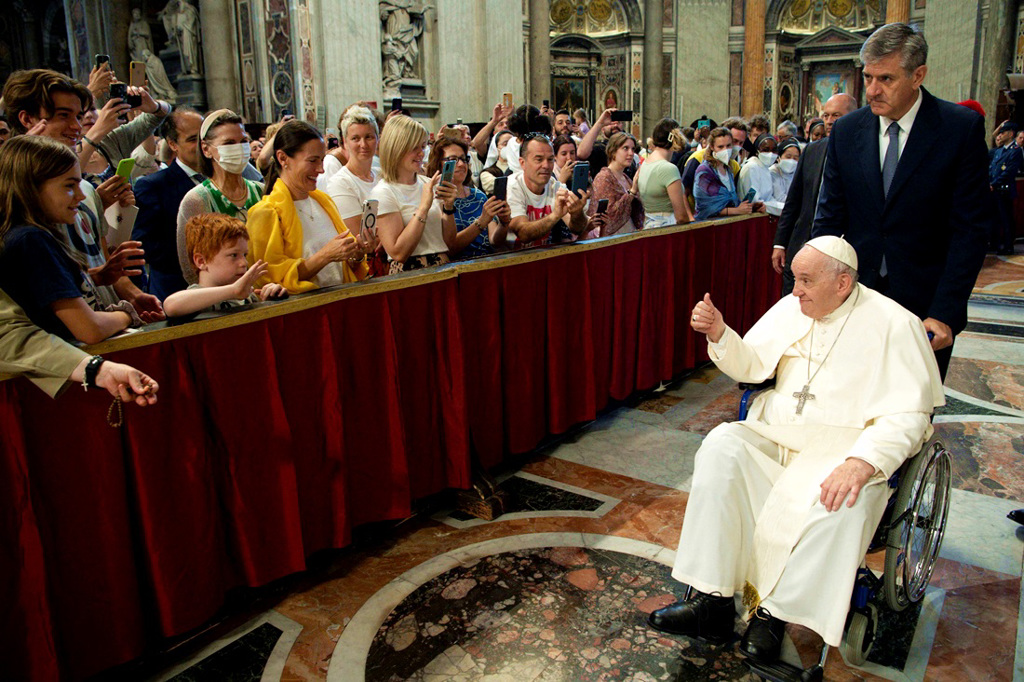 天主教教宗方济各（Pope Francis）近期以轮椅出席公开活动引发关注。（资料照／路透社、教廷官方电视台Vatican Media）(photo:ChinaTimes)