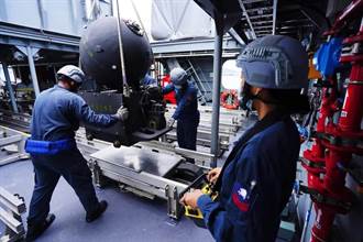 罕見！海軍臉書公布水雷裝載訓練
