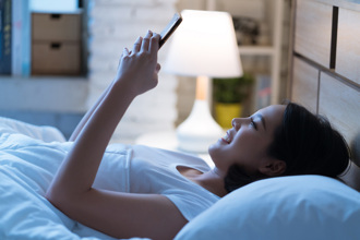 睡前滑手機習慣快改 醫師曝後果：恐導致夜尿