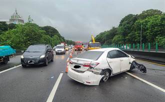 國道1泰安段小客車自撞護欄2人受傷  1女遭噴飛車外
