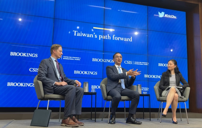 国民党主席朱立伦选在此时「破天荒」访美，重申亲美、避中立场，却把党内民主体制抛诸脑后，专断独行的后果，真不知道美国老大哥埋不埋单，但是年底选举确定先埋下了定时炸弹，后果难料。图为朱立伦在华府智库座谈会。（截取自朱立伦脸书影片）