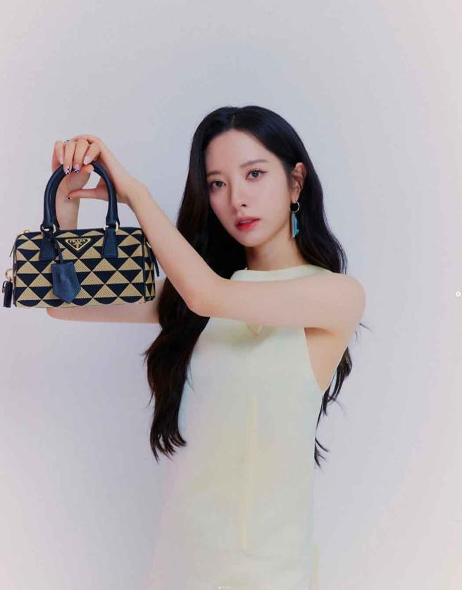 苞娜穿上Prada洋装手指勾着Symbole几何图纹缇花布保龄球包，甜美可人，包7万6000元。（翻摄苞娜IG）