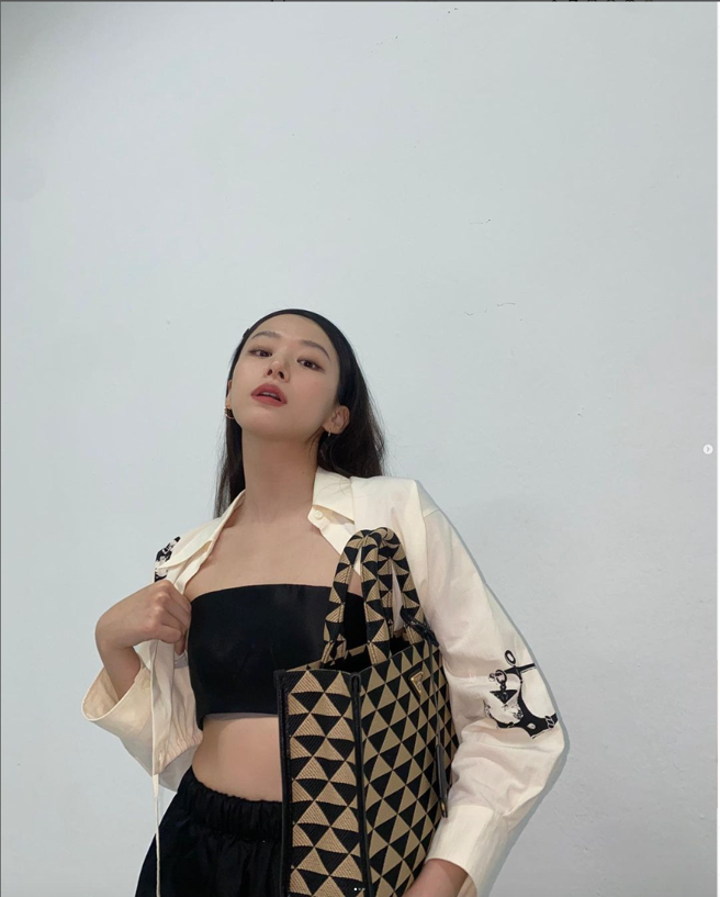 李宙明穿着中空装手拿PRADA Symbole几何图纹缇花布大型手提包，性感有型，包9万3000元。（翻摄李宙明IG）