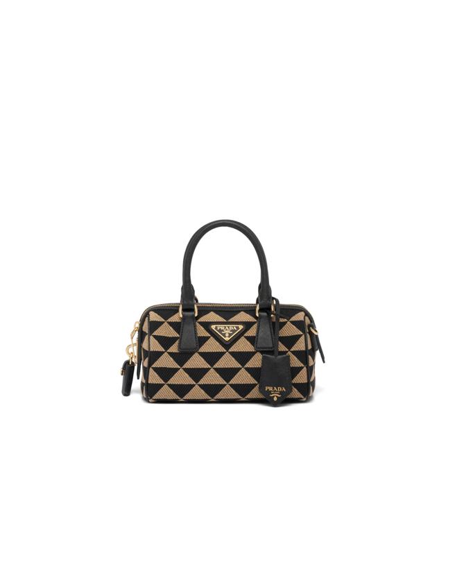 PRADA Symbole几何图纹缇花布保龄球包，7万6000元。（PRADA提供