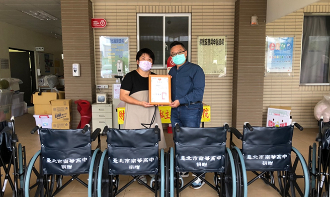 安康啟智教養院余院長回贈感謝狀。（圖／南華高中提供）