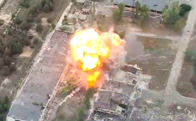 俄乌两军持续在乌东北顿内茨克（Severodonetsk）激战，乌克兰官员表示，当地战况「每小时」都在变化。图为乌克兰军方公布5月底摧毁俄军一座朝北顿内茨克发动攻击的迫击炮画面。（资料照／TPG、达志影像）