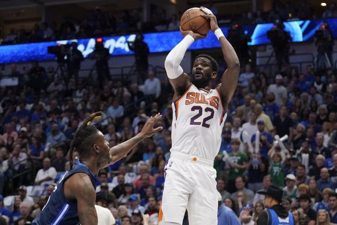 太阳中锋艾顿投篮。（美联社资料照）