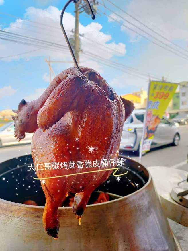 大仁哥桶仔雞廣受歡迎，擁有14萬粉絲，沒預約就吃不到，卻在4日晚間無預警宣布熄燈。(翻攝自 大仁哥蔗香脆皮桶仔雞-林內總店臉書)
