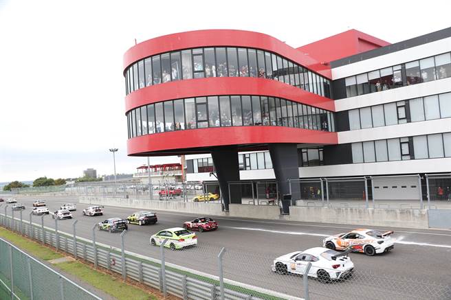 丽宝国际赛车场VIP室零死角，由赛道上方观看赛车从脚下呼啸而过。（丽宝乐园提供）