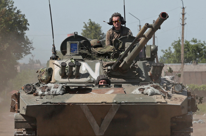 亲俄部队步兵战斗车6月2日在乌东卢甘斯克（Luhansk）地区的波帕斯纳（Popasna）镇推进。（路透）