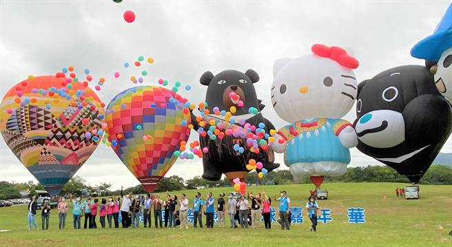 2022台湾国际热气球嘉年华全国记者会7日在台东县鹿野乡高台举行，台东县长饶庆铃表示，今年以「热气球为你加油」为主题，向第一线的医护与防疫人员致敬，也为台湾加油打气。（蔡旻妤摄）