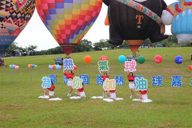 2022台湾国际热气球嘉年华全国记者会7日在台东县鹿野乡高台举行，台东县长饶庆铃表示，今年以「热气球为你加油」为主题，向第一线的医护与防疫人员致敬，也为台湾加油打气。（蔡旻妤摄）