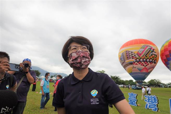 2022台湾国际热气球嘉年华全国记者会7日在台东县鹿野乡高台举行，台东县长饶庆铃表示，今年以「热气球为你加油」为主题，向第一线的医护与防疫人员致敬，也为台湾加油打气。（蔡旻妤摄）