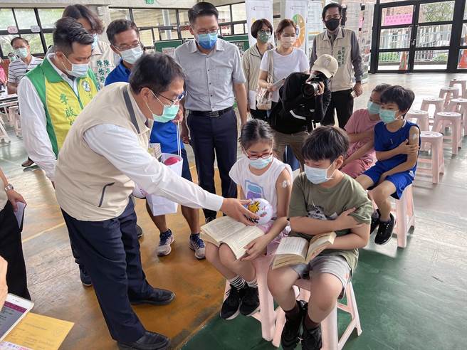 台南市長黃偉哲前往安平區億載國小視察兒童疫苗校園集中施打情形。（洪榮志攝）